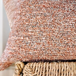 Cuscino intrecciato testurizzato, cuscino in ciniglia, cuscino color salmone scuro, cuscino per divano rosa corallo, federa europea in terracotta, cuscino decorativo boho 22x22