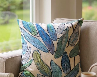 Beige kussensloop met blauw en groen bladpatroon – Kussenhoes modern bladontwerp voor boho-woonkamerinrichting