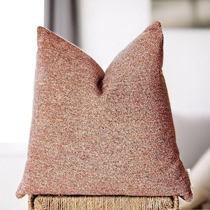 Strukturiertes Kissen, Korallenkissen, Samtkissen in Dunkellachs, Boho Couchkissen, Terrakotta gewebtes Akzentkissen, benutzerdefinierte Sofakissenbezug