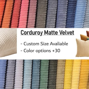 Puede incluir: Una colección de muestras de tela de terciopelo mate de pana en varios colores, incluyendo rojo, naranja, rosa, azul y amarillo. La imagen muestra un cojín cuadrado de color crema y el texto Corduroy Matte Velvet.