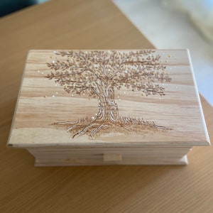 Boîte à bijoux en bois pyrogravée à la main