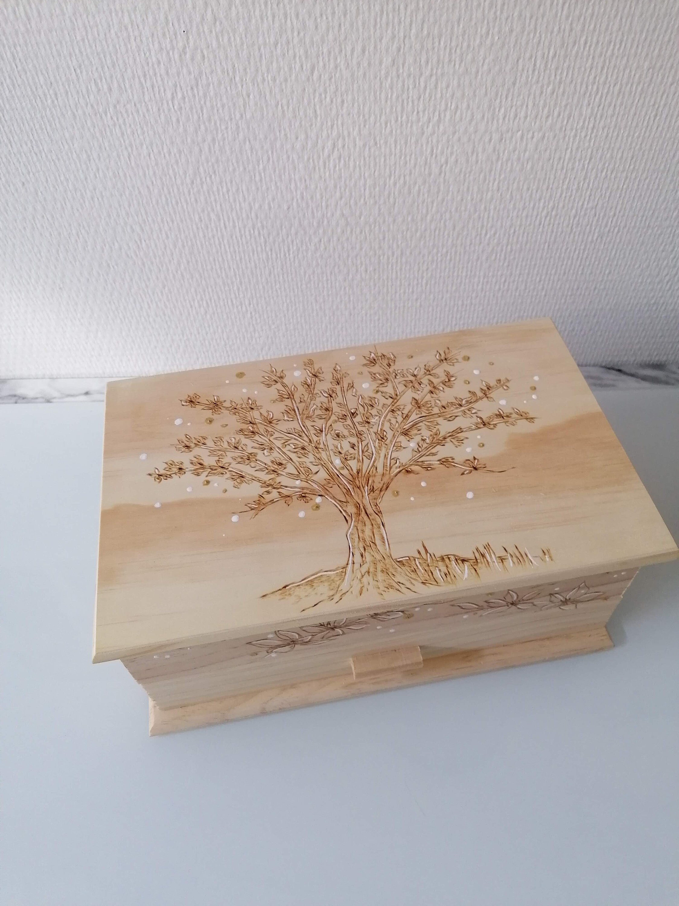 Pyrograver une boîte en bois avec des motifs végétaux - Marie Claire