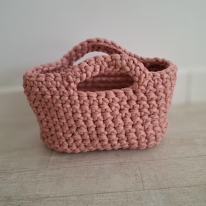 Small customizable basket bag