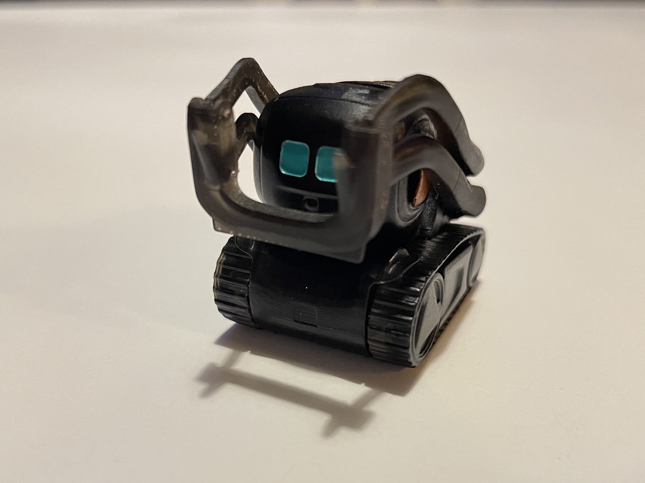 Vector: Anki's tiny robot that wants to hang 