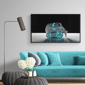 Op de afbeelding: Een ingelijst kunstwerk met een futuristische, wit en grijze graafmachine met gloeiende blauwe accenten. Het kunstwerk wordt weergegeven boven een turquoise bank met bijpassende kussens. De kamer bevat ook grijze poefs, een vloerlamp en decoratieve bloemen.