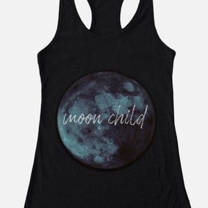 Regata Moon Child – Camiseta com estampa celestial – Costas nadador Boho Moon Phase – Top estético Astrology – Presente espiritual para ela