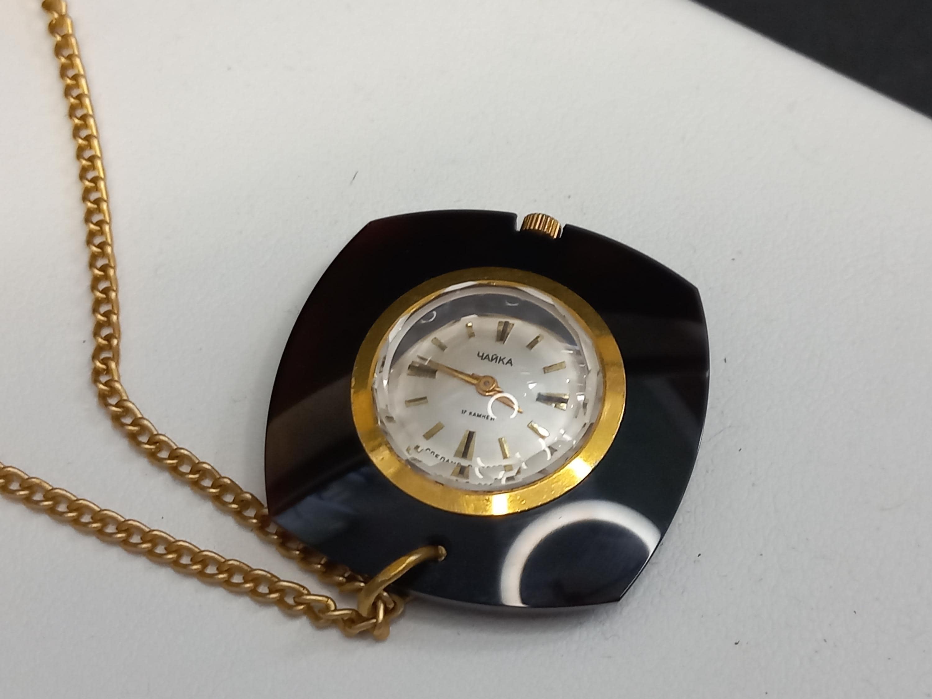ソビエト製ヴィンテージウォッチ「チャイカ」（カモメ）、石製女性用
