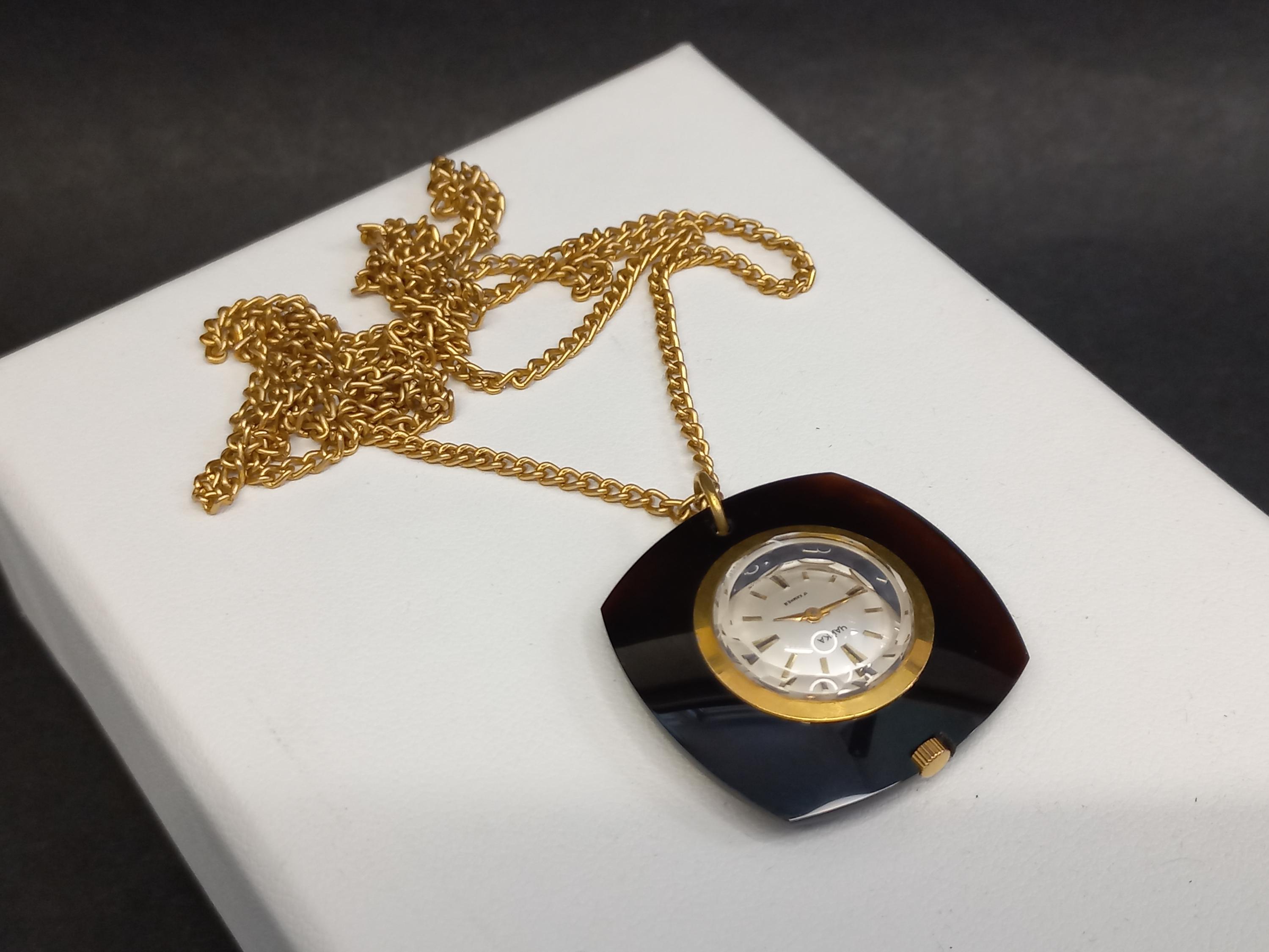 ソビエト製ヴィンテージウォッチ「チャイカ」（カモメ）、石製女性用