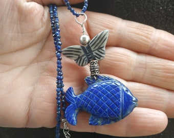 Pendentif fait main en lapis lazuli poisson et agate papillon avec collier en sodalite. Cadeau pour petite amie.