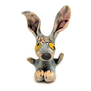 Figura de cerámica de liebre gris, cerámica hecha a mano, escultura de cerámica, recuerdo, coleccionable, decoración del hogar, hecho en Ucrania, figura de animales, miniatura