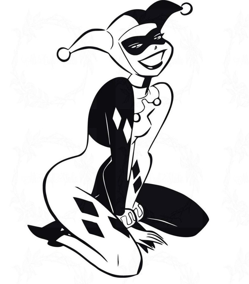 Pu&ograve; includere: Illustrazione in bianco e nero di una donna con un cappello da giullare e abiti con motivo a rombi. &Egrave; inginocchiata con le gambe incrociate e le mani sulle ginocchia.