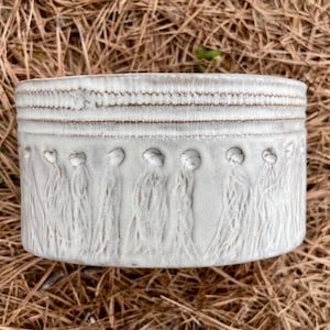Maceta de cerámica, esmalte blanco sobre arcilla marrón texturizada, cerámica de producción limitada.