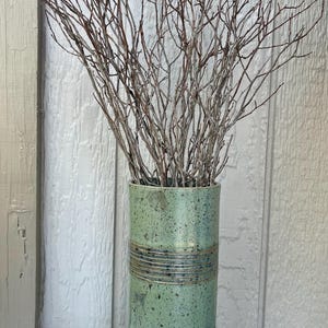 青緑色の陶器の花瓶、斑点模様の粘土、背の高い円筒形、手作り