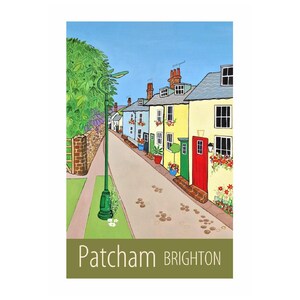 Pode incluir: Ilustração de uma rua em Patcham, Brighton. Casas coloridas ladeiam a rua, com um poste de luz verde e uma parede de tijolos à esquerda. O céu é azul e o texto "Patcham Brighton" está na parte inferior.