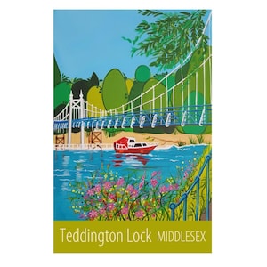 Może przedstawiać: Malowidło przedstawiające niebieski most wiszący nad rzeką, pod którym przepływa czerwona łódź. Most otoczony jest zielonymi drzewami, a rzeka jest niebieska. Na dole obrazu widnieje napis "Teddington Lock MIDDLESEX".