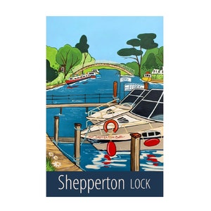 Puede incluir: Una ilustración colorida de un muelle con un barco amarrado a un poste de madera. El barco es blanco con una cubierta negra y boyas rojas. El agua es azul y hay un puente en el fondo. El texto "Shepperton Lock" está en la parte inferior de la imagen.