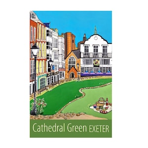 Op de afbeelding: Een kleurrijke illustratie van een groen park met gebouwen op de achtergrond. Het park heeft een kronkelend pad en een picknickmand met eten. De tekst "Cathedral Green EXETER" staat onderaan de afbeelding.