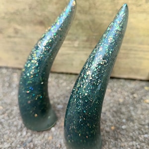 Handgefertigte grüne hörner mit holographischen flocken für sfx outfit und spiel