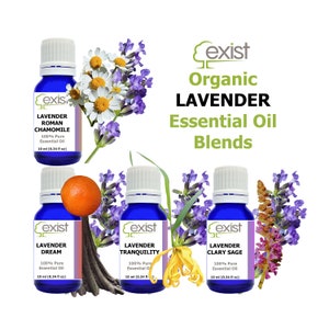 Puede incluir: Imagen de cuatro botellas de vidrio azul de mezclas de aceites esenciales de lavanda orgánicos, cada una con una tapa blanca y una etiqueta. Las etiquetas dicen "Lavender Roman Chamomile", "Lavender Dream", "Lavender Tranquility" y "Lavender Clary Sage". Cada botella contiene 10 ml.