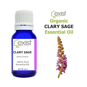 Può includere: Una bottiglia di vetro blu di olio essenziale di salvia sclarea biologico con un tappo bianco. La bottiglia ha un'etichetta con il testo "Cexist" e "Clary Sage Salvia Sclarea 100% Pure Essential Oil ml (fl. oz.)". L'immagine mostra anche un rametto di salvia sclarea con fiori viola.