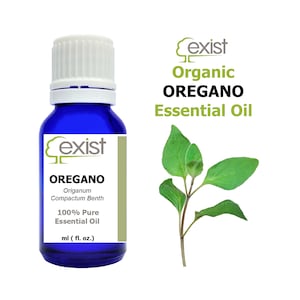 以下が含まれることがあります： 白いキャップが付いた青いガラス瓶で、「Exist Organic Oregano Essential Oil」とラベルが貼られています。瓶には100％純粋なオレガノエッセンシャルオイルが入っています。背景にはオレガノの枝が描かれています。