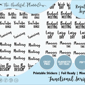 Può includere: Adesivi per planner stampabili con una varietà di testi di scrittura funzionale, tra cui "Netflix Binge", "YouTube Binge", "Training", "Meeting", "Lazy Day", "Planner Time", "Budget Meeting", "Work Day", "Live By Design", e "Cricut PNGs", "Silhouette Cut Files", e "PDF's". Gli adesivi sono neri su sfondo bianco e sono etichettati "Dimensioni standard".