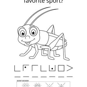 Puede incluir: Una página para colorear en blanco y negro con un saltamontes de dibujos animados con ojos grandes y antenas. El texto dice What is a grasshopper's favorite sport? Debajo hay un rompecabezas de código secreto con símbolos y una rejilla codes4kids.com.