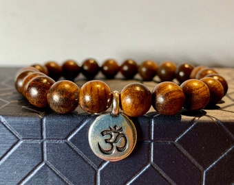 Bracelet en bois de santal, perles de haute qualité de 8 mm, mala aromatique, bracelet multicolore, mala de poignet, mala de méditation, charme Om, mala de prière