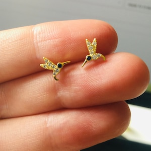 Spirit Animal bird, Orecchini colibrì in Argento Sterling, Orecchini CZ Colibri Blu, Borchie Oro uccello piatto 18K, Regalo Nature Lover