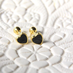 Dainty Black Enamel Heart Earring Stud con respaldo de tornillo - 925 Sterling Silver 18K Gold Plated