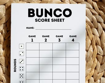 Può includere: Un foglio segnapunti Bunco bianco con testo nero. Il foglio include spazi per il nome, i numeri di gioco e i round. Lo sfondo è una trama tessuta.
