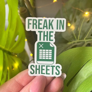 Può includere: Un adesivo bianco con testo verde e un'icona verde che dice "Freak in the Sheets" con un'icona di foglio di calcolo.
