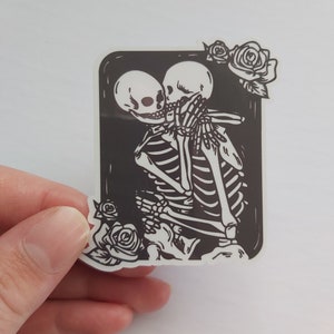 Autocollant squelette | L’autocollant Lovers | Autocollant Skull Rose | autocollant vinyle | Autocollant d’ordinateur portable | Autocollant vintage | Autocollant rose | Dessin du crâne