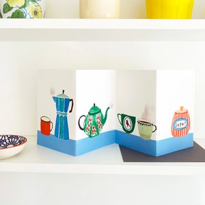 Tarjeta de té y café en concertina. Tarjeta de té, tarjeta de café, ilustración de té, ilustración de café, tazas de té antiguas, cafetera, azucarero.