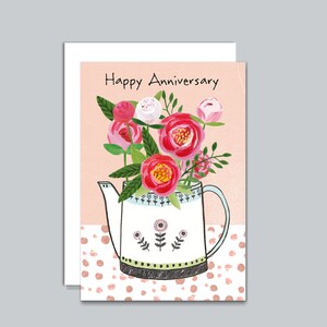 Peonie di buon anniversario in teiera, vaso scandinavo, fiori dipinti