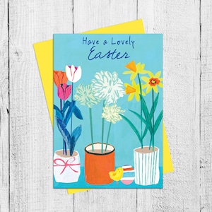 Cartolina di Pasqua, buona Pasqua, vasi di fiori e un simpatico pulcino di Pasqua