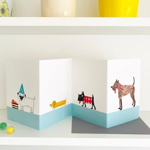 コンサーティーナ犬の誕生日カード、犬と誕生日帽子、犬のカード、犬のイラスト、犬の絵画、パグのカード、ソーセージ犬のカード、テリア犬のカード
