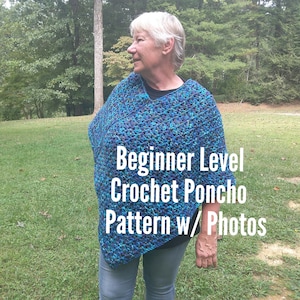 Puede incluir: Una mujer lleva un poncho de crochet azul y morado. El texto "Beginner Level Crochet Poncho Pattern w/ Photos" está superpuesto a la imagen.