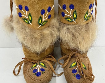 Botinhas mocassim vintage Natve American, bordadas à mão com miçangas, acabamento em pele, item raro de colecionador, sola de 28 cm (11").