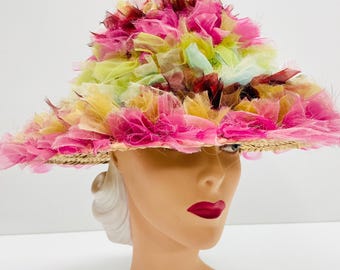 Sombrero de paja vintage de verano con volantes de gasa, hallazgo poco común.