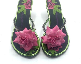 Vintage Beverly Feldman teenslippers met kleine hak, roze bloemen, strassteentjes, borduurwerk