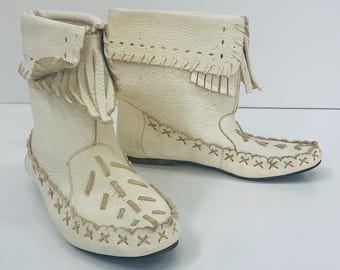 Botas mocassim de couro vintage feitas à mão - branco suave