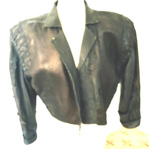 Jaqueta Ibiza artesanal, com ombros estruturados, couro preto, píton e camurça, estilo anos 80.