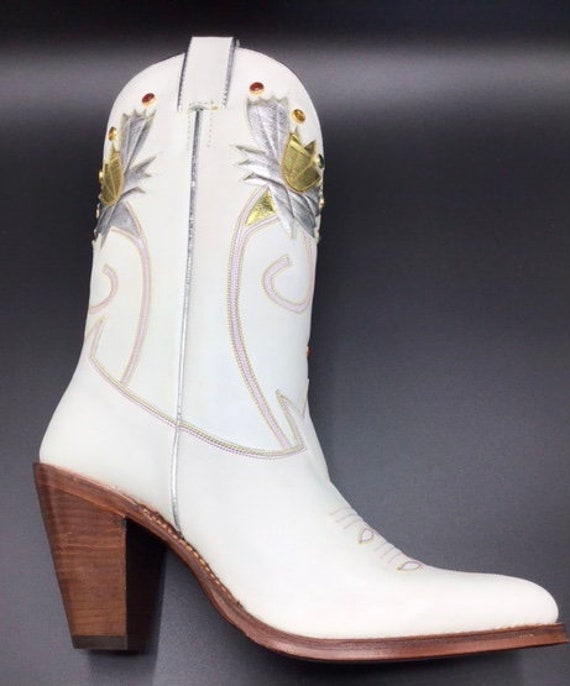 Used white 2024 cowboy boots
