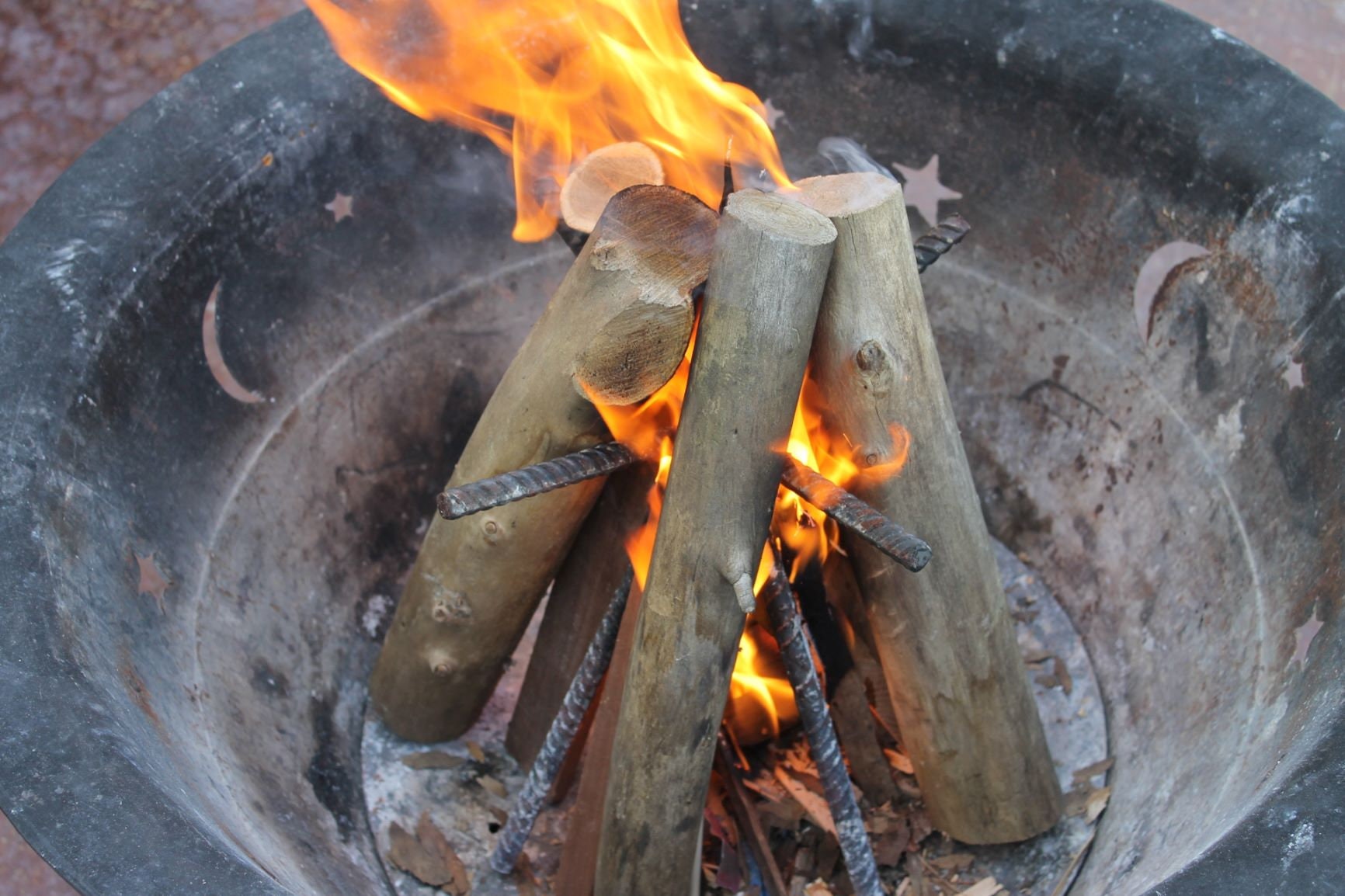 Campfire Stand, Heavy Duty 3 Legged for Fire Pits, Wood Cooking, Backyard  Camping. Holds 120 Lbs Perfect Flat Bottom, Bushcraft Cooking 