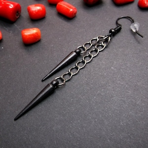 Ein schwarzer Spike Ohrring, Schwarze Spitze, Gothic Ohrring, Gothic Ohrring, Kurzer Kegel, Goth Kegel baumeln