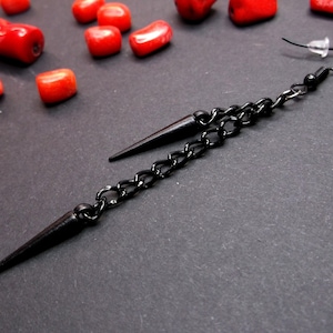 Ein schwarzer Spike Ohrring, Spike baumeln, schwarzer Acryl Spike, Punk Ohrring, Gothic Ohrring, langer Spike baumeln, kurzer Kegel, Goth Kegel baumeln