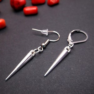 Un pendiente de espiga de plata Espiga colgante de espiga de acrílico de plata Pendiente de punk Pendiente gótico Pendiente gótico de espiga larga cono corto Cono gótico cuelga para él