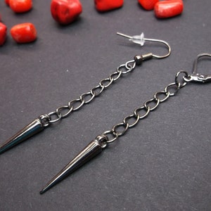 Boucle d&#39;oreille pendante avec pointes en bronze à canon : cône punk gothique