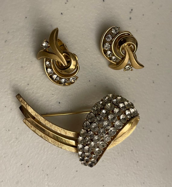 Rare Vintage Crown Trifari Brooch pin and matchin… - image 10